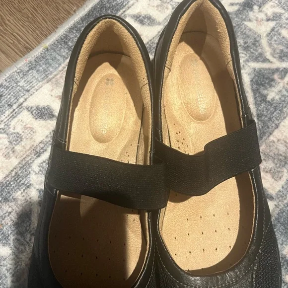 Naturalizer Black Leather Loafers with Elastic Band - Picture 14 of 16